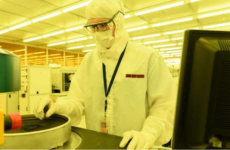 佐治亞理工學(xué)院的研究生助理Mason Chilmonczyk在反應(yīng)離子蝕刻工具中的等離子體蝕刻步驟之后檢查器件。這項(xiàng)工作正在電子和納米技術(shù)研究所的Marcus Building潔凈室進(jìn)行。圖片來(lái)源：?jiǎn)讨蝸喞砉W(xué)院的Rob Felt