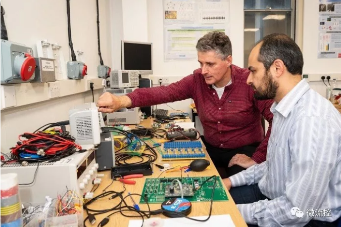 Alain Nogaret 教授（左）與 Kamal Abu Hassan 研究員（右）